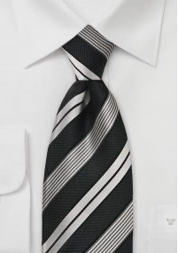 Stilsicher gestreifte XXL-Krawatte in Schwarz und Silber