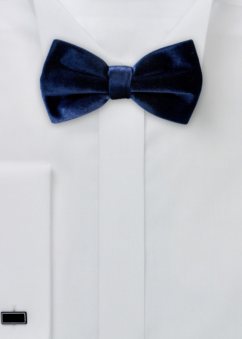 Strik van zacht fluweel in elegant donkerblauw