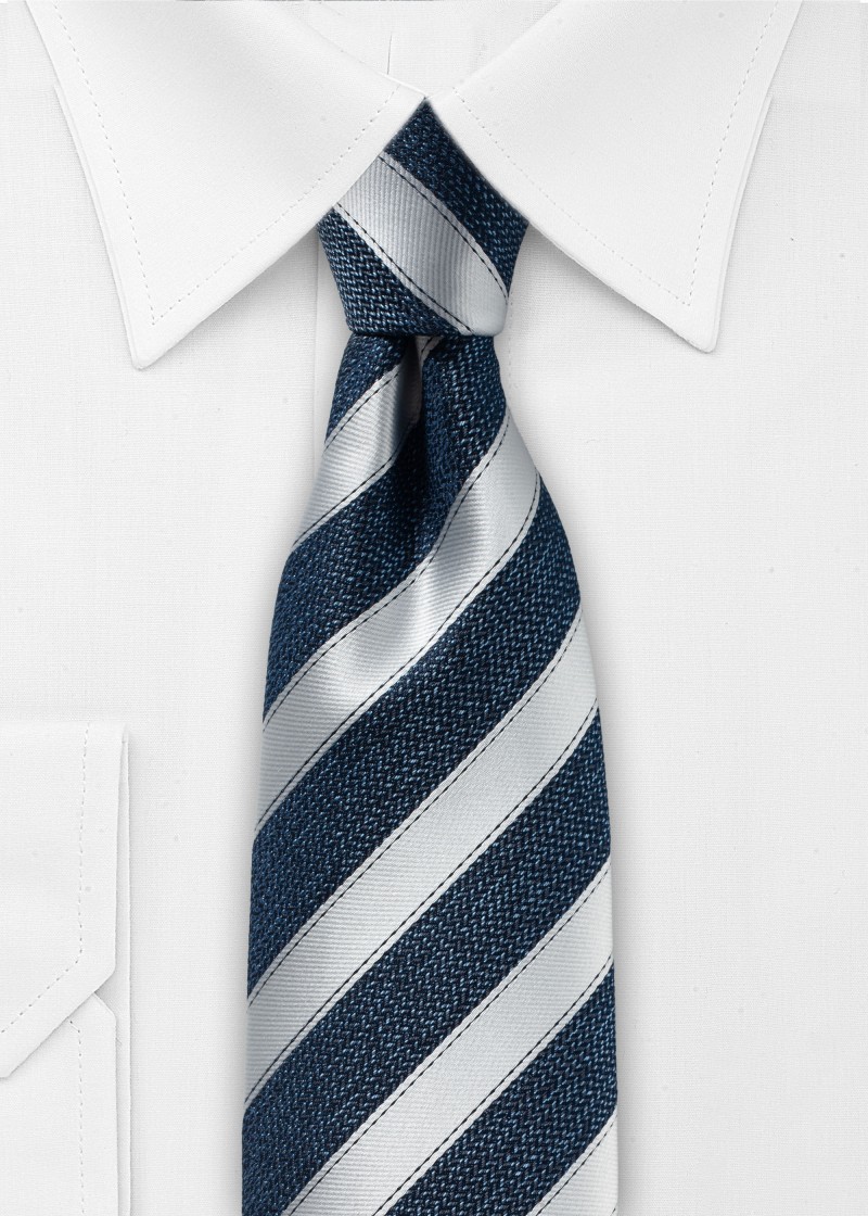 Stropdas met streeppatroon in donkerblauw en