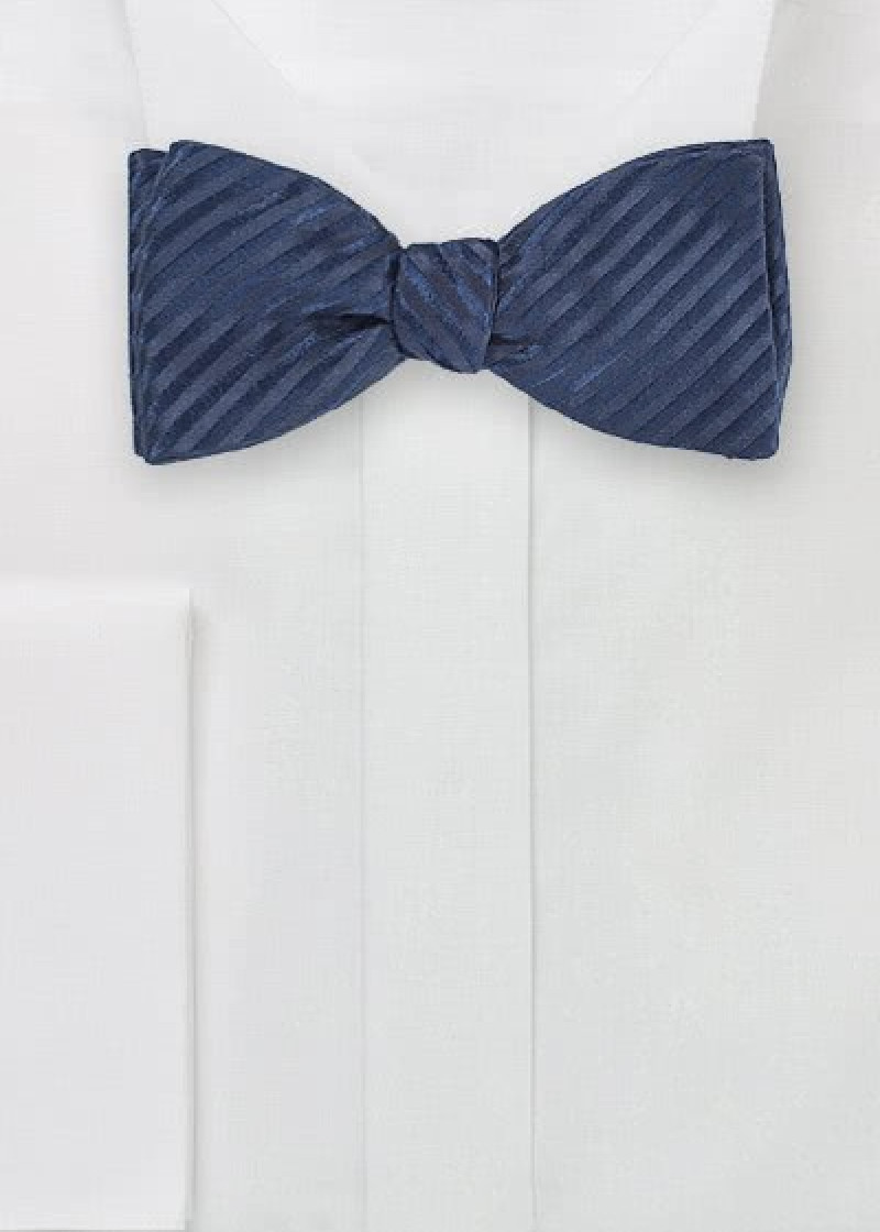Zelf te binden vlinderstrik gestreept marineblauw