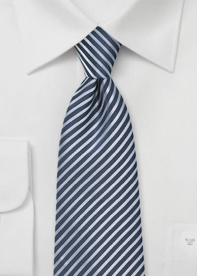 Gestreepte toon op toon stropdas kleur donkerblauw