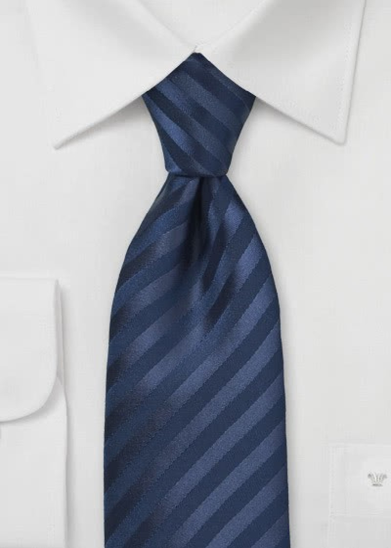 Gestreepte toon op toon stropdas kleur marineblauw