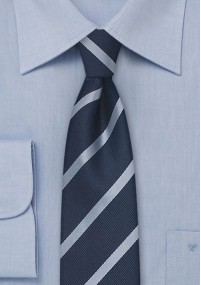 Smalle stropdas met diverse smalle blauwe...