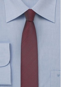 Smalle donkerrode stropdas met geruit patroon